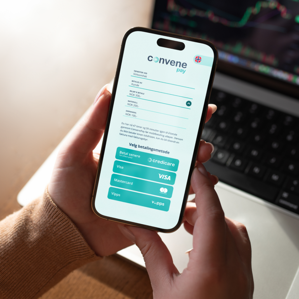 Person holder en smarttelefon som viser betalingsløsningen ConvenePay, med ulike betalingsalternativer.