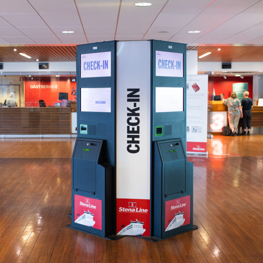 Selvbetjente innsjekkingskiosker for Stena Line, plassert i en terminal for rask og effektiv innsjekk av passasjerer.